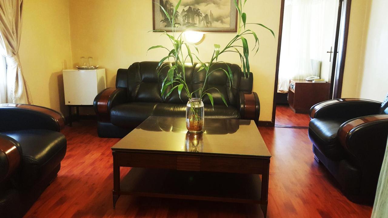 Fang Fang Hotel Кампала Экстерьер фото